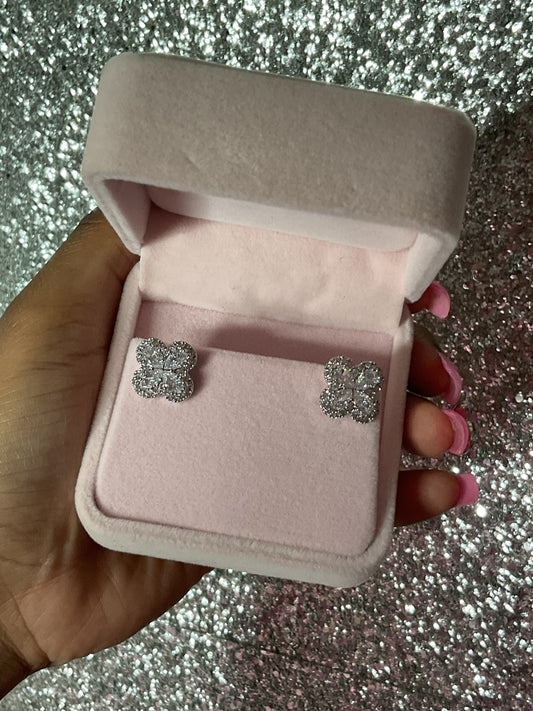 Icy clover studs
